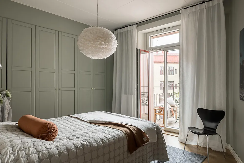 Szwedzki mieszkanie z promieniową ścianą i tureckim dywanem - Gallery image 23