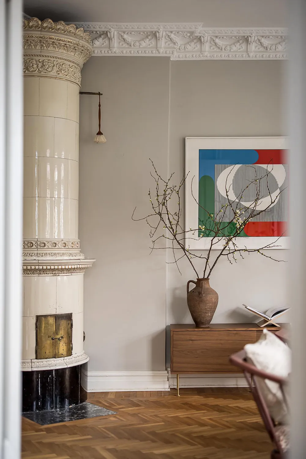 Szwedzki mieszkanie z promieniową ścianą i tureckim dywanem - Gallery image 5