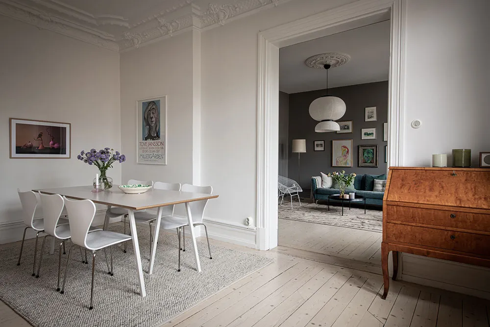 Шведська квартира з атмосферною гостинією та світлою кухнею з ліпиною - Gallery image 9