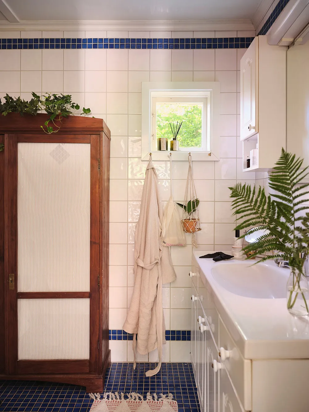 Яскрава дача в колишньому дому садівника на озері Меларен у Швеції - Gallery image 20