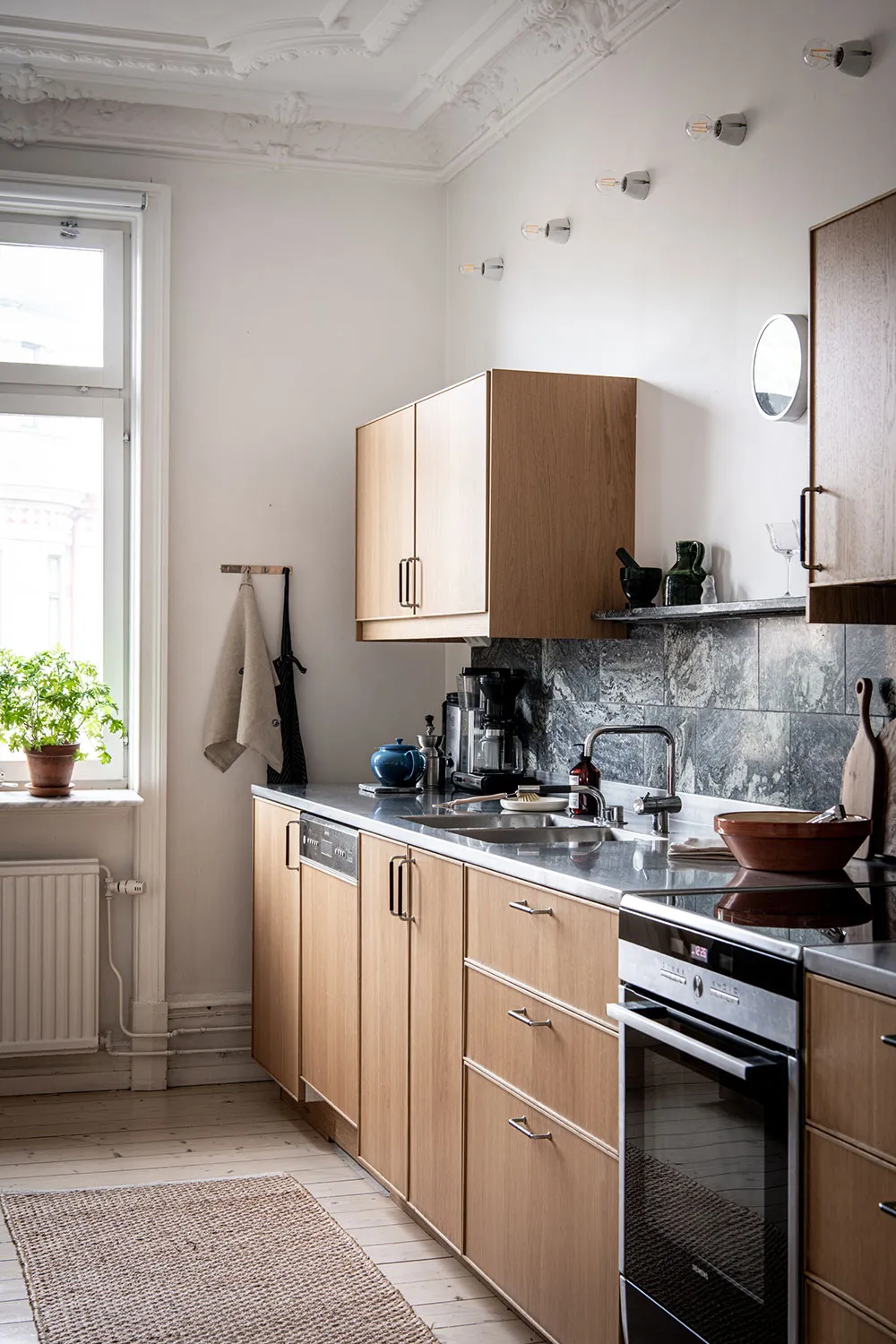 Шведська квартира з атмосферною гостинією та світлою кухнею з ліпиною - Gallery image 10