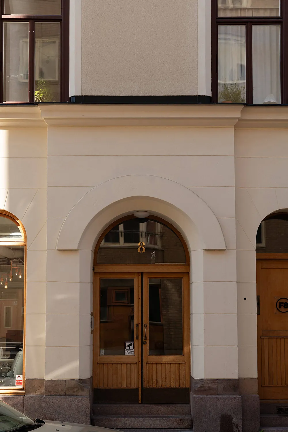 Elegante apartamento en Estocolmo con detalles clásicos y acentos vibrantes - Gallery image 32