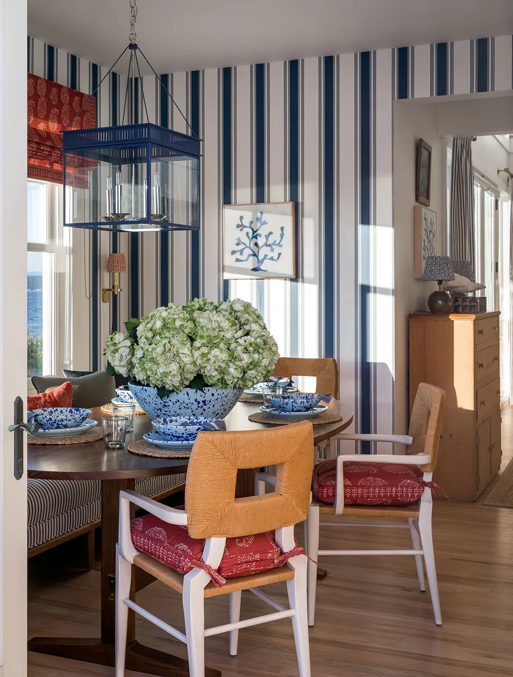 Leben in Streifen: Gemütlicher Ferienhaus mit Mustern und marinen Motiven am Ufer - Gallery image 2