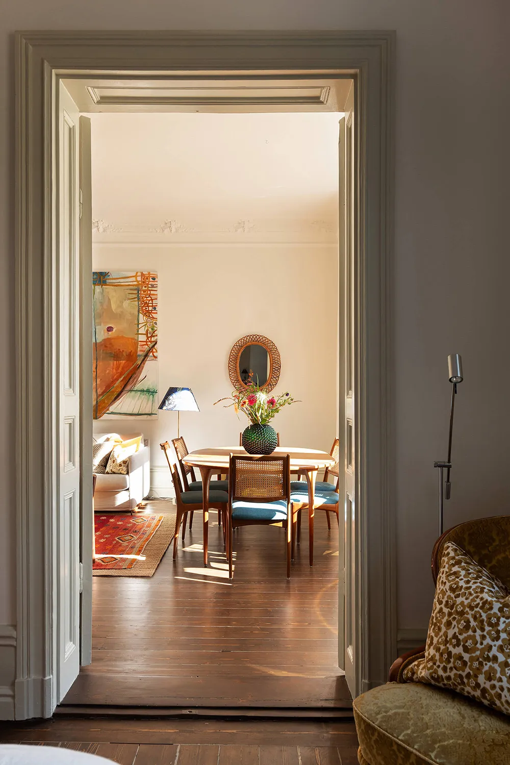 Elegante apartamento en Estocolmo con detalles clásicos y acentos vibrantes - Gallery image 7