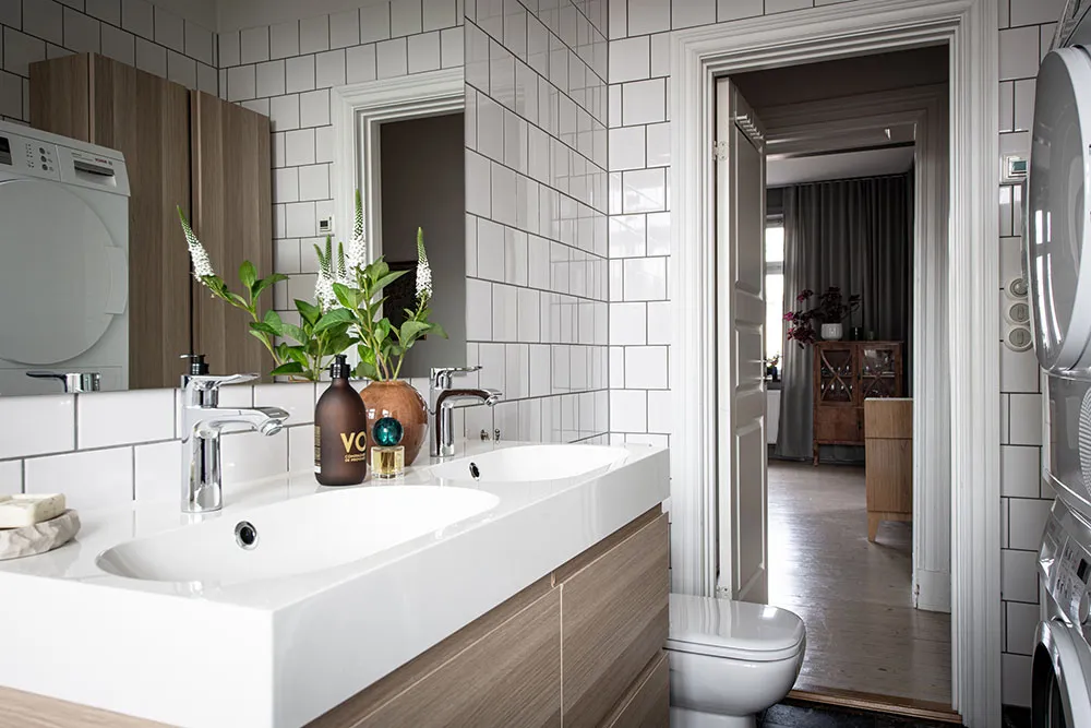 Шведська квартира з атмосферною гостинією та світлою кухнею з ліпиною - Gallery image 24