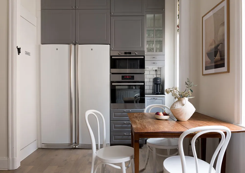 Style moderne d'appartement suédois avec murs beiges - Gallery image 20