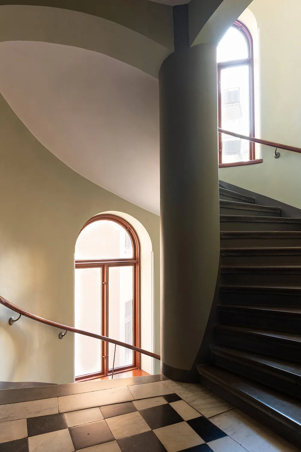 Elegante apartamento en Estocolmo con detalles clásicos y acentos vibrantes - Gallery image 29