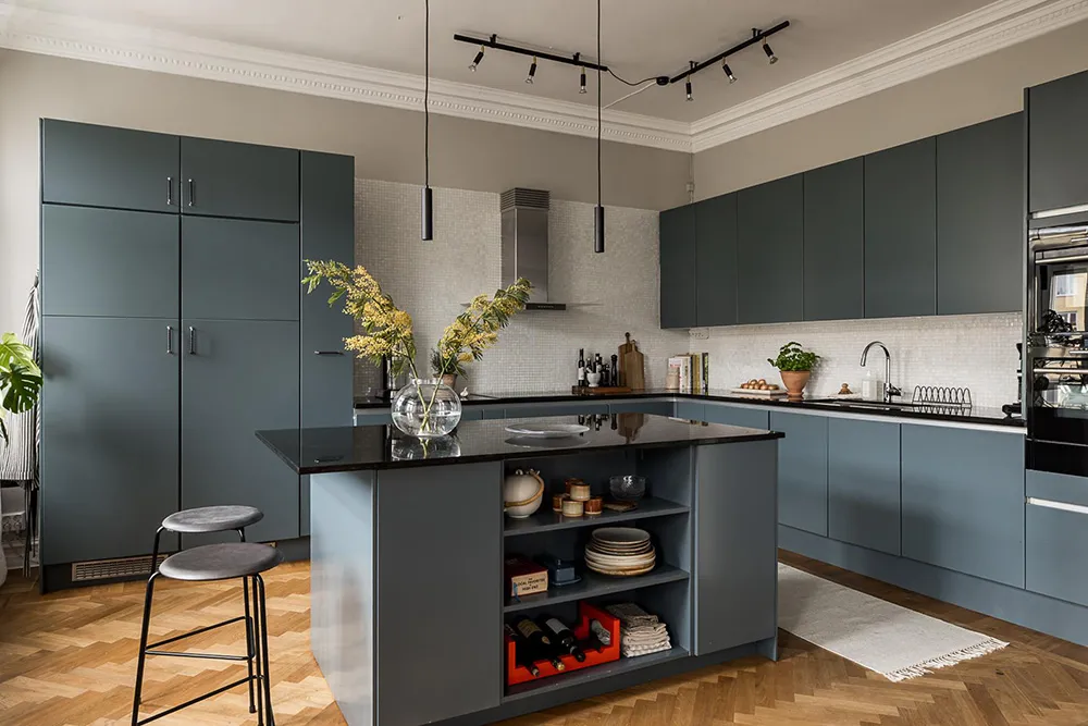 Szwedzki mieszkanie z promieniową ścianą i tureckim dywanem - Gallery image 13