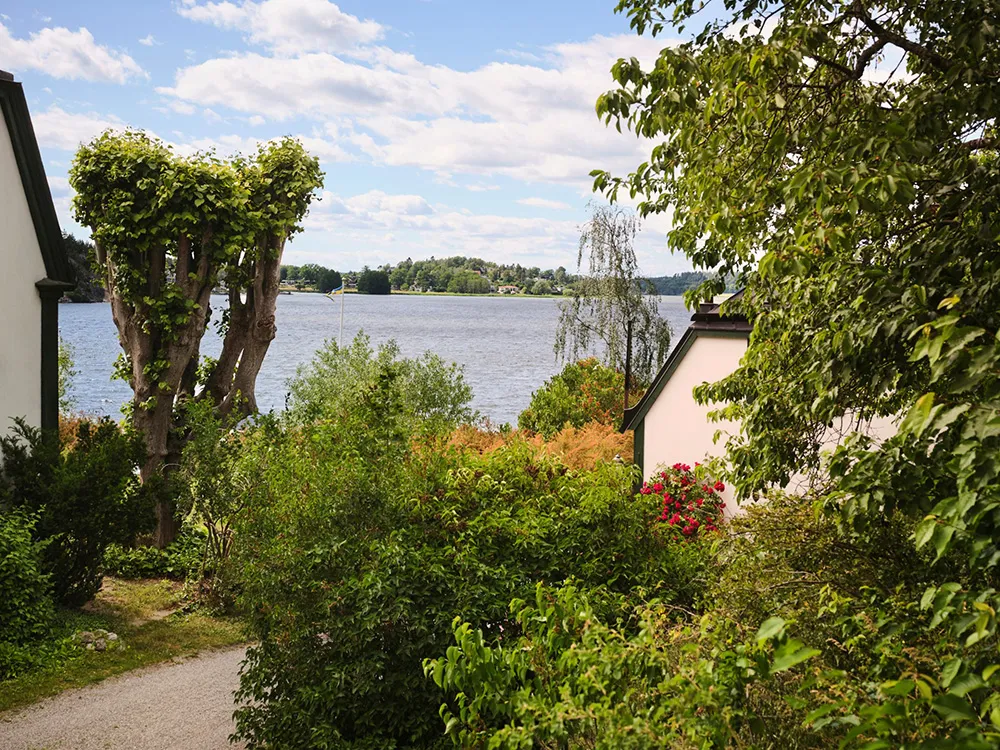 Яскрава дача в колишньому дому садівника на озері Меларен у Швеції - Gallery image 39