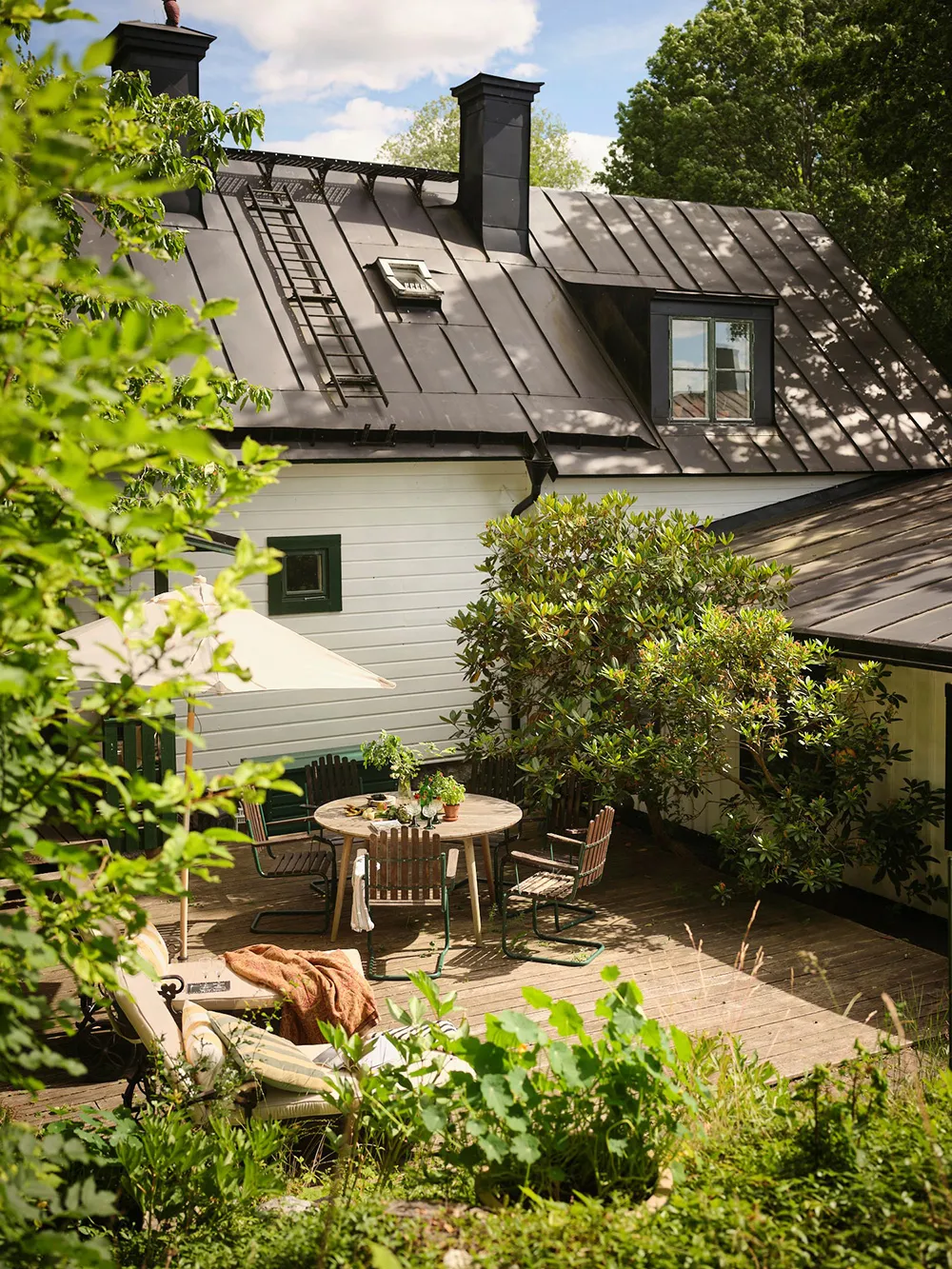 Яскрава дача в колишньому дому садівника на озері Меларен у Швеції - Gallery image 37