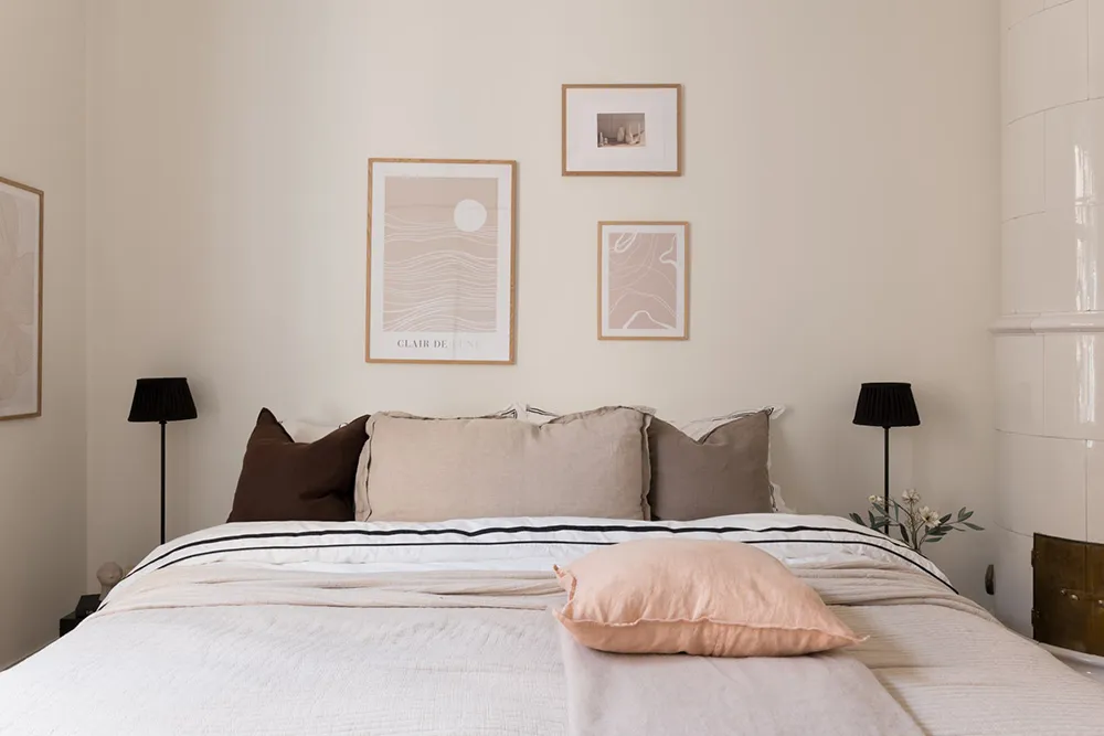 Style moderne d'appartement suédois avec murs beiges - Gallery image 24