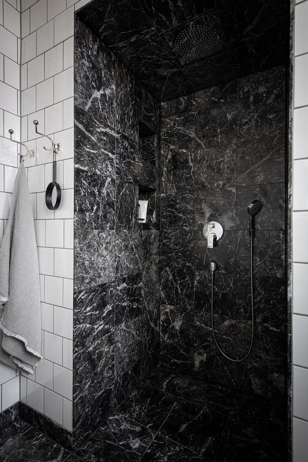 Шведська квартира з атмосферною гостинією та світлою кухнею з ліпиною - Gallery image 23