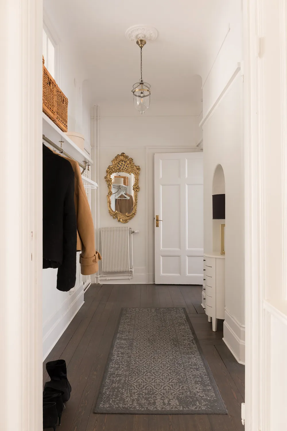 Style moderne d'appartement suédois avec murs beiges - Gallery image 32