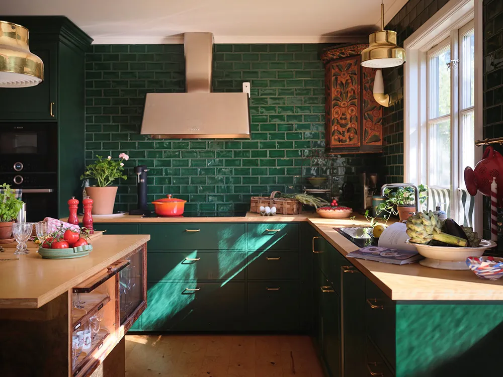 Яскрава дача в колишньому дому садівника на озері Меларен у Швеції - Gallery image 5