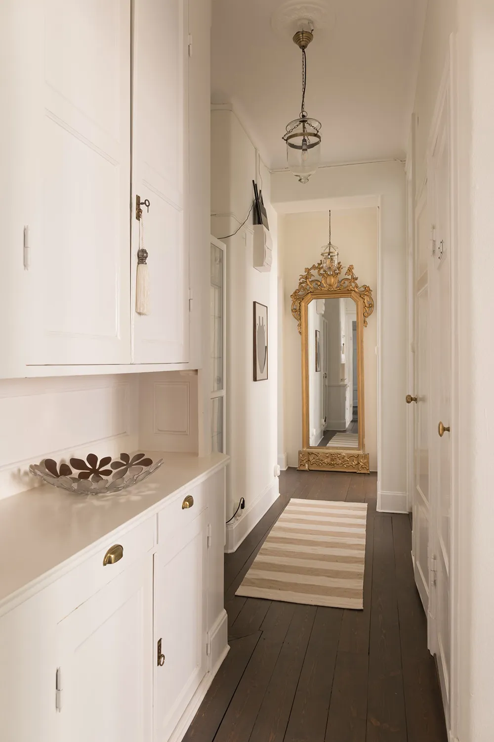 Style moderne d'appartement suédois avec murs beiges - Gallery image 31