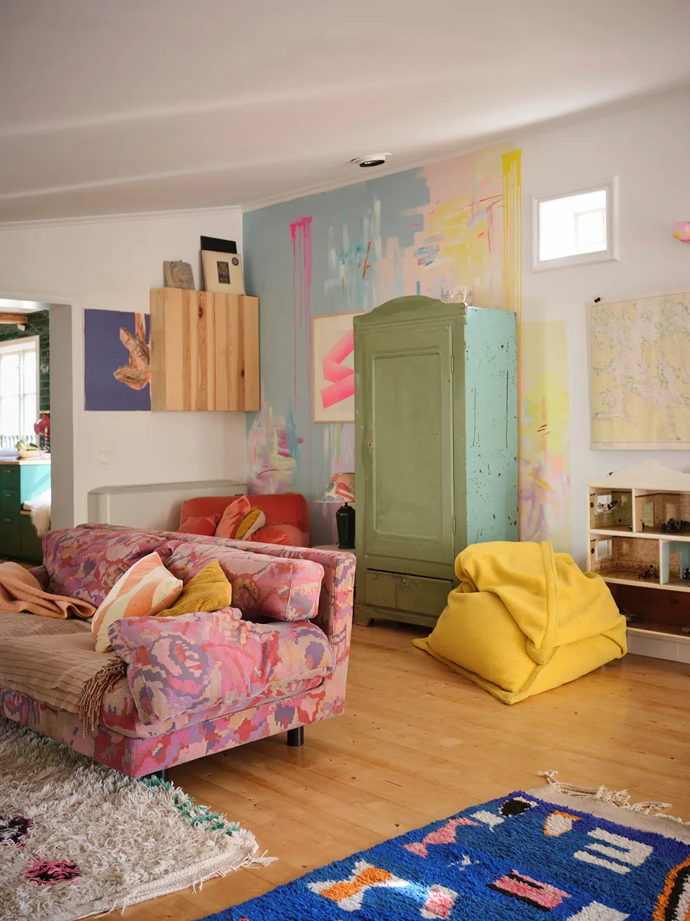 Яскрава дача в колишньому дому садівника на озері Меларен у Швеції - Gallery image 15