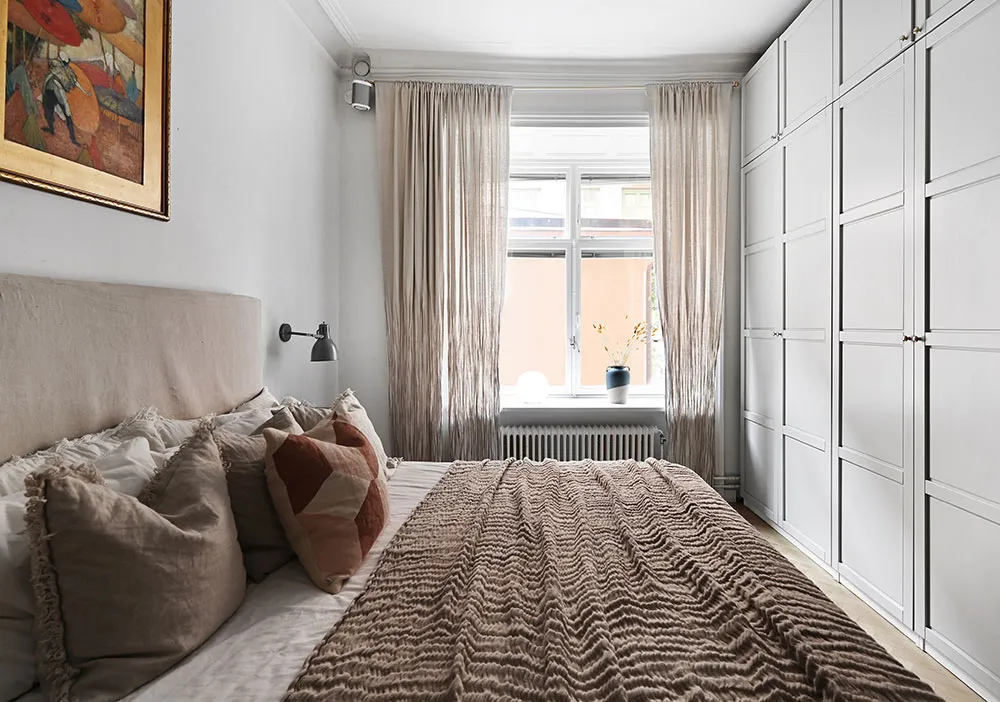 Kitchen without upper cabinets and fireplace: bright first-floor apartment in Stockholm - Gallery image 10
