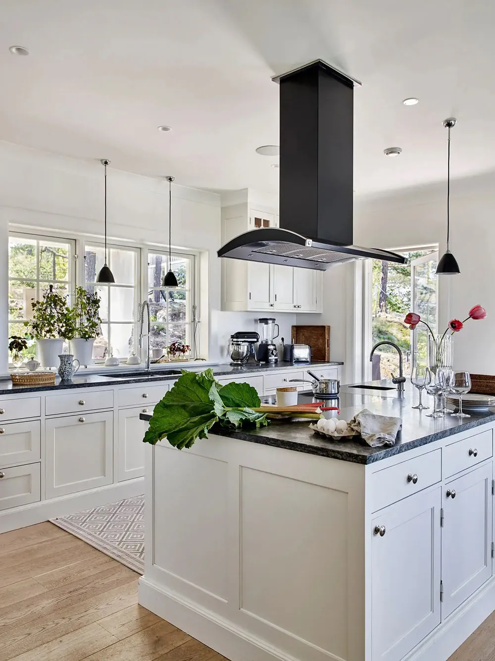 Casa blanca con grandes ventanas en Suecia - Gallery image 5