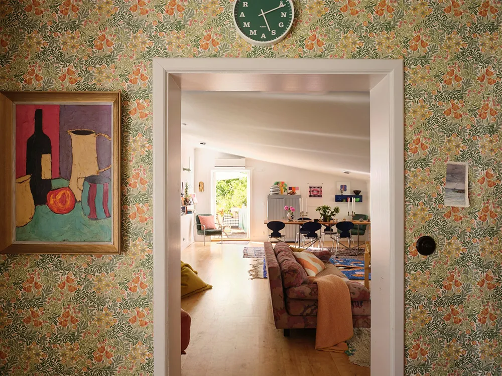 Яскрава дача в колишньому дому садівника на озері Меларен у Швеції - Gallery image 9