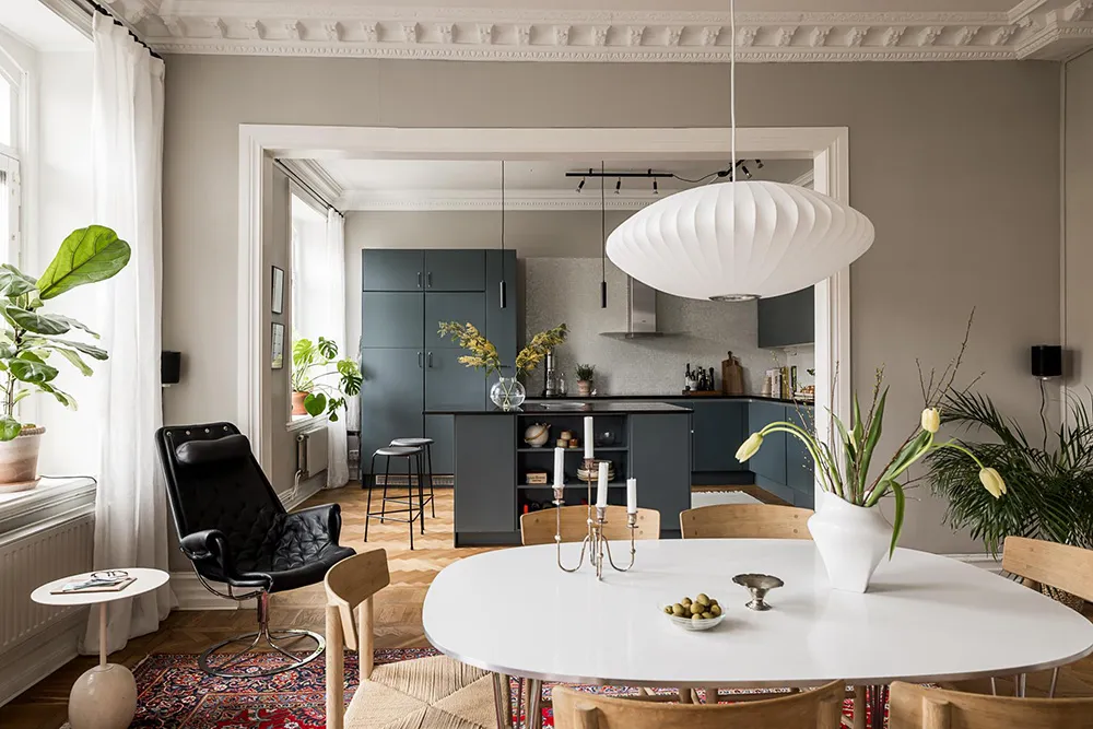 Szwedzki mieszkanie z promieniową ścianą i tureckim dywanem - Gallery image 17