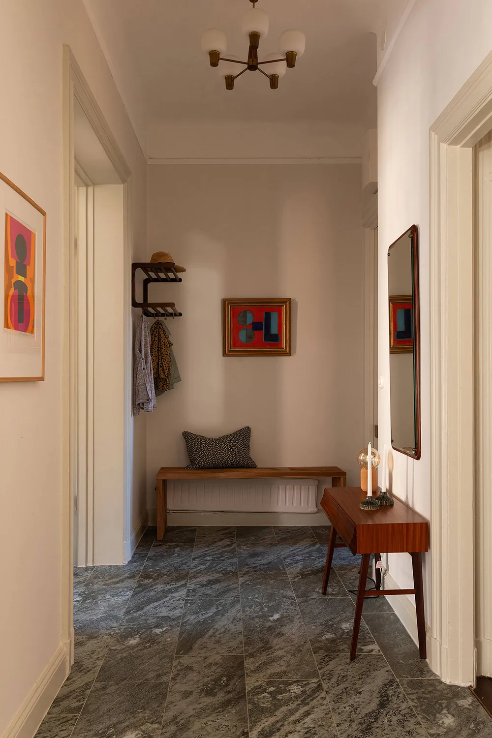 Elegante apartamento en Estocolmo con detalles clásicos y acentos vibrantes - Gallery image 28