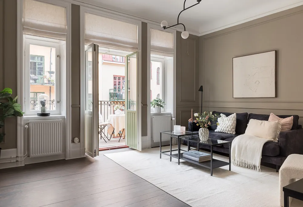 Style moderne d'appartement suédois avec murs beiges - Gallery image 3