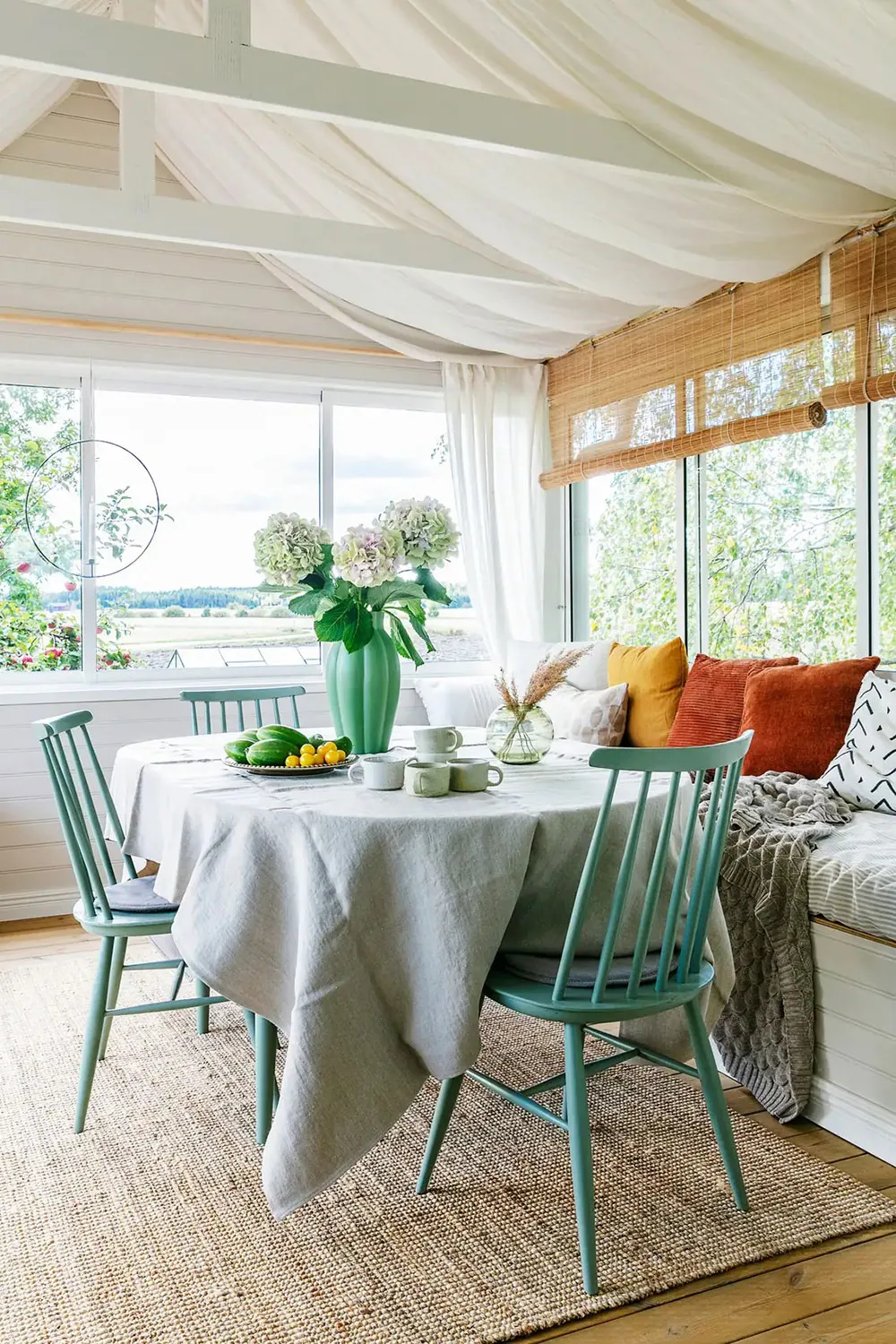 Une belle maison de campagne créative de jeune couple en Suède - Gallery image 3