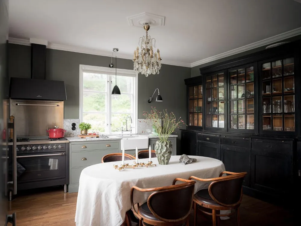 Interiores elegantes y sobrios de una encantadora casa de campo sueca - Gallery image 11