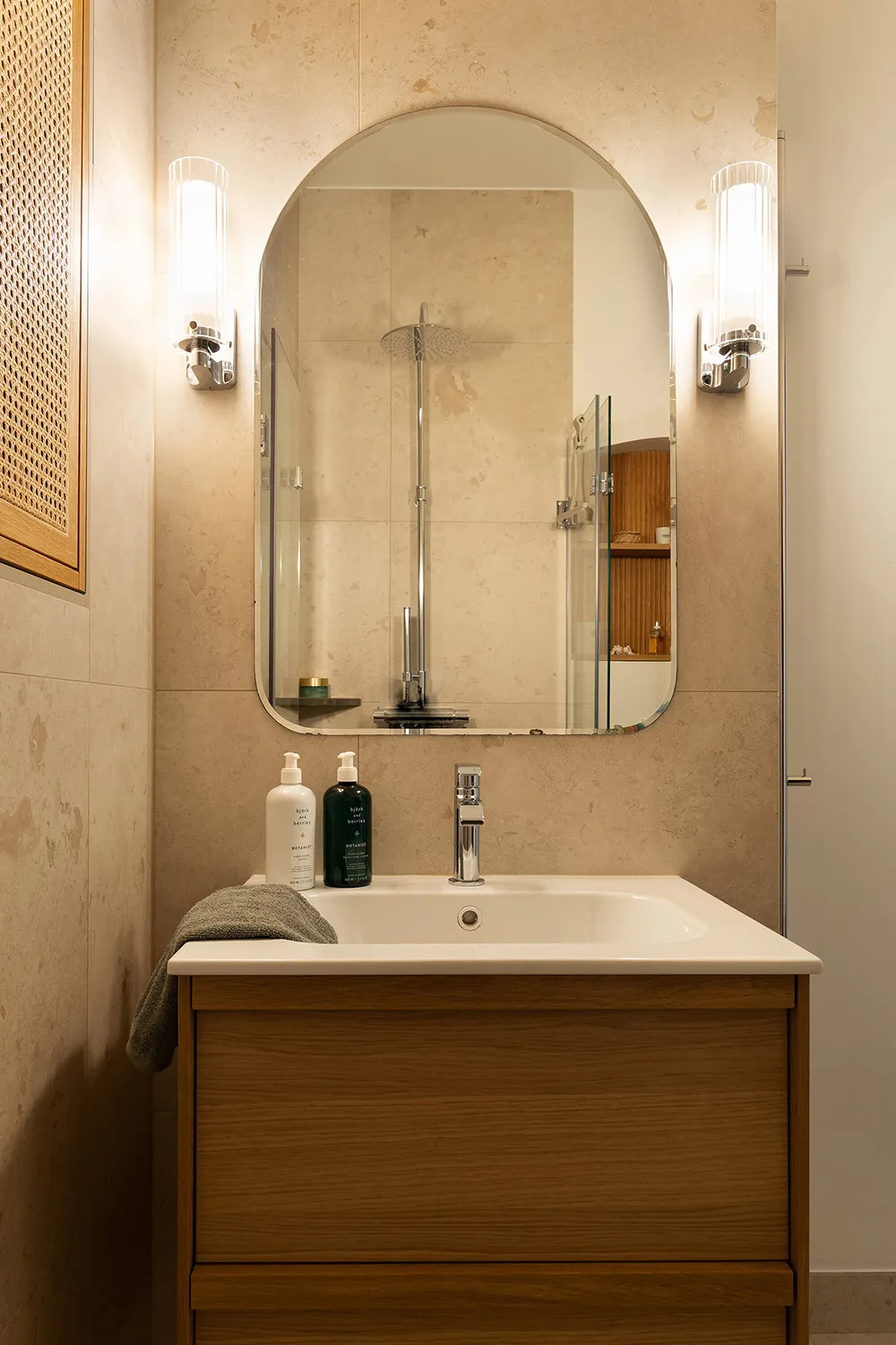 Elegante apartamento en Estocolmo con detalles clásicos y acentos vibrantes - Gallery image 11