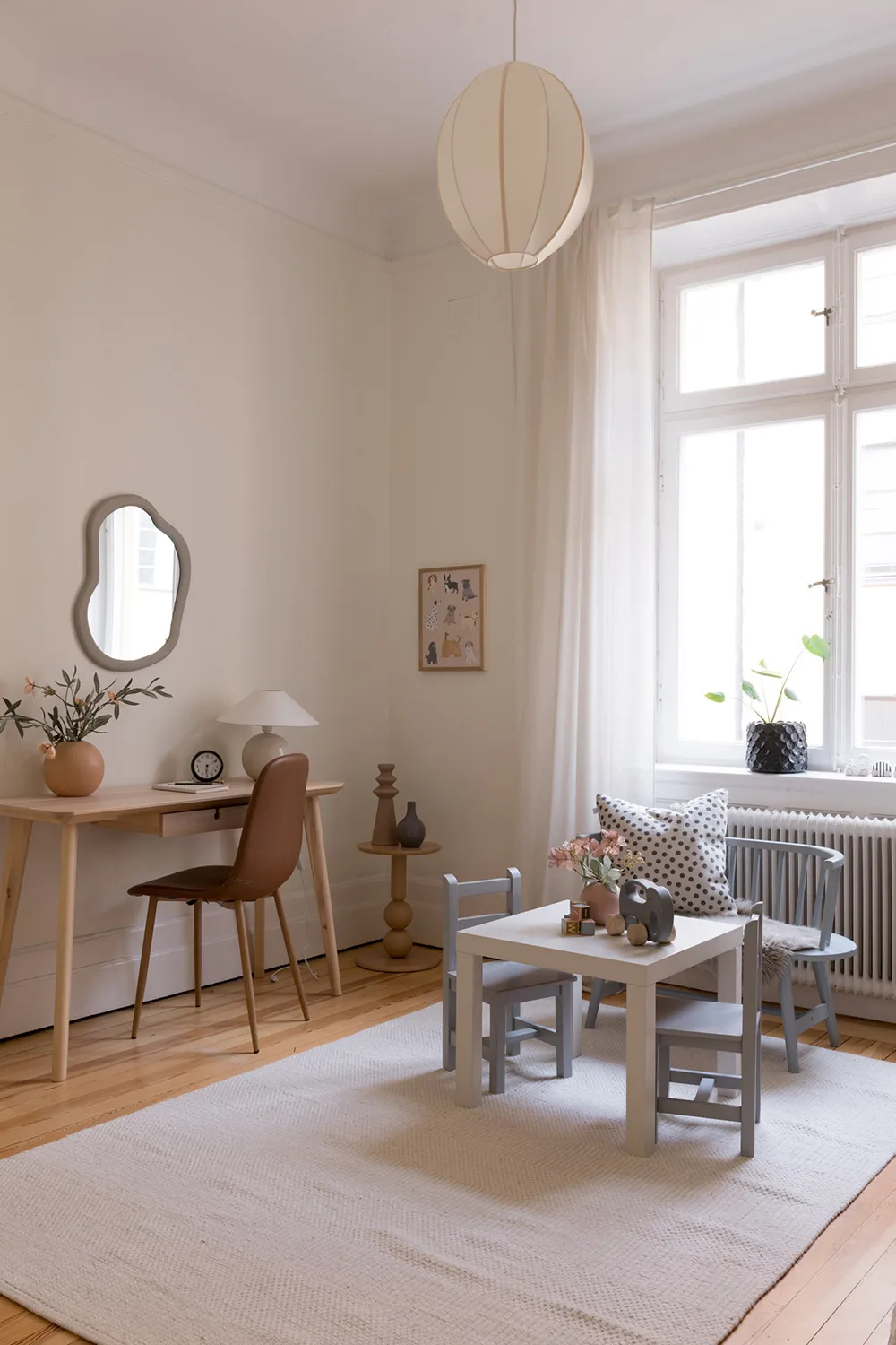 Style moderne d'appartement suédois avec murs beiges - Gallery image 28