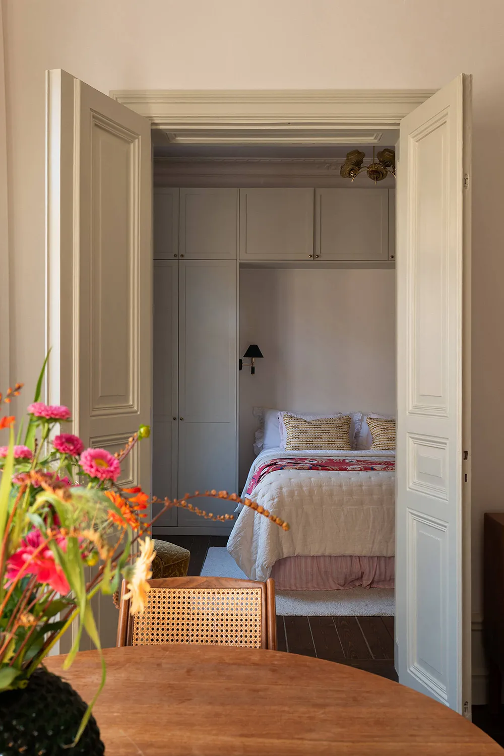 Elegante apartamento en Estocolmo con detalles clásicos y acentos vibrantes - Gallery image 6