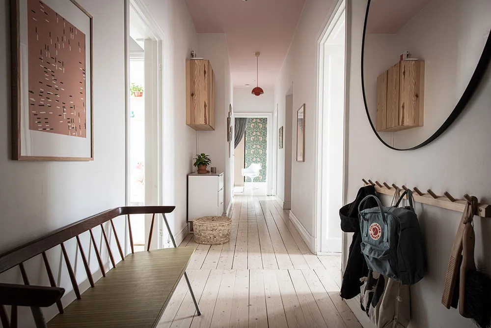 Шведська квартира з атмосферною гостинією та світлою кухнею з ліпиною - Gallery image 28