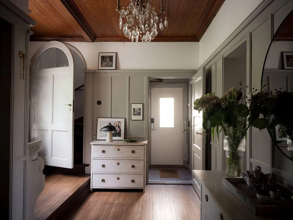 Interiores elegantes y sobrios de una encantadora casa de campo sueca - Gallery image 17