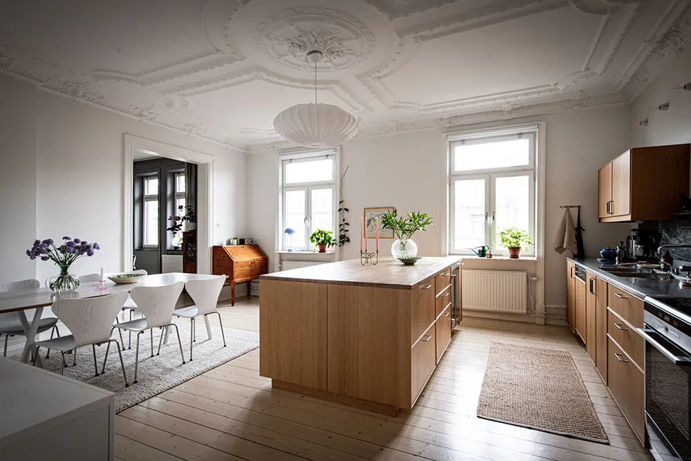 Шведська квартира з атмосферною гостинією та світлою кухнею з ліпиною - Gallery image 7