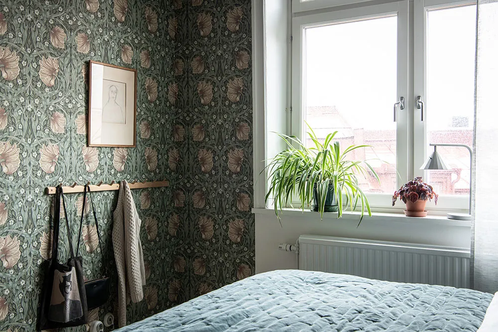 Шведська квартира з атмосферною гостинією та світлою кухнею з ліпиною - Gallery image 19