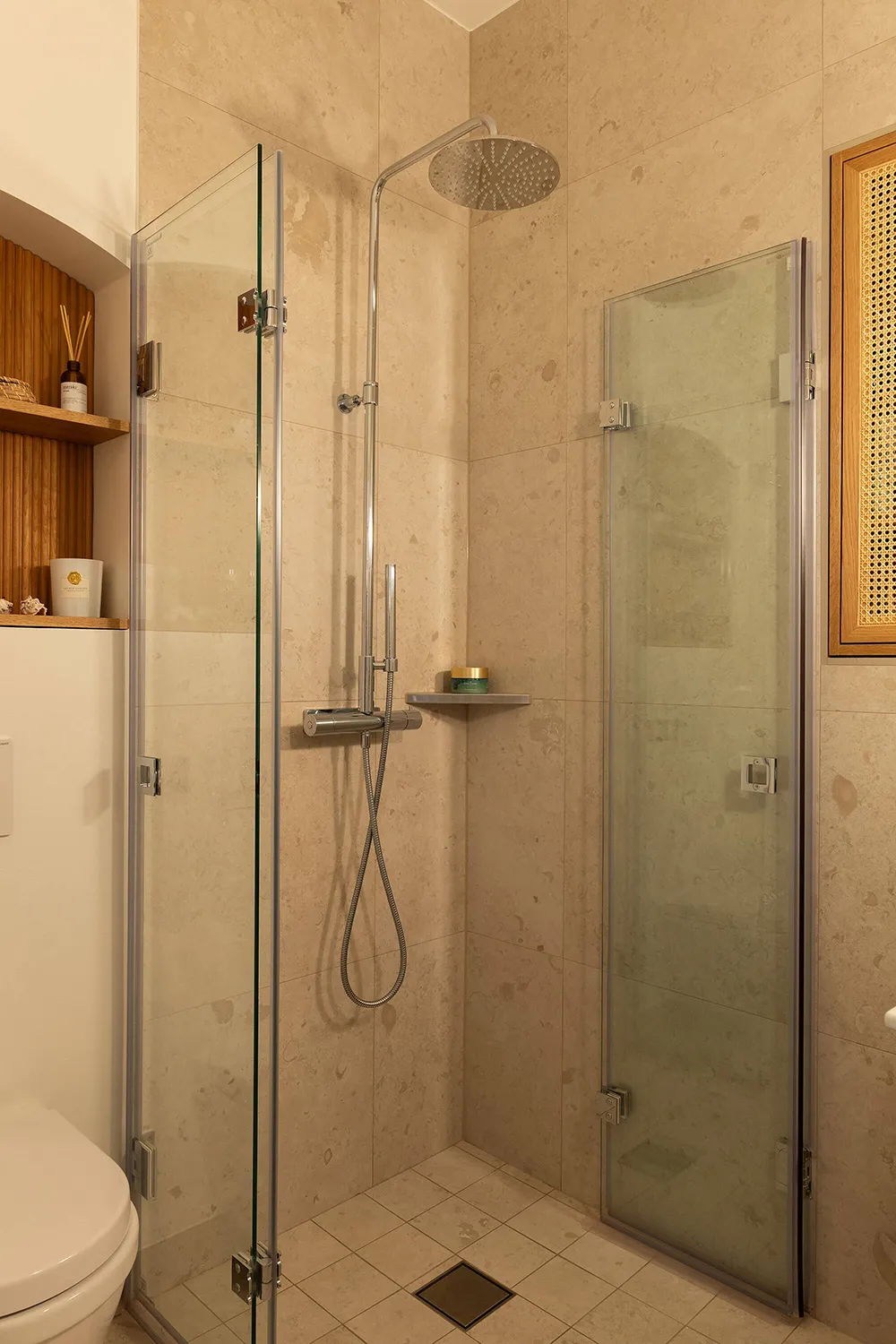 Elegante apartamento en Estocolmo con detalles clásicos y acentos vibrantes - Gallery image 12