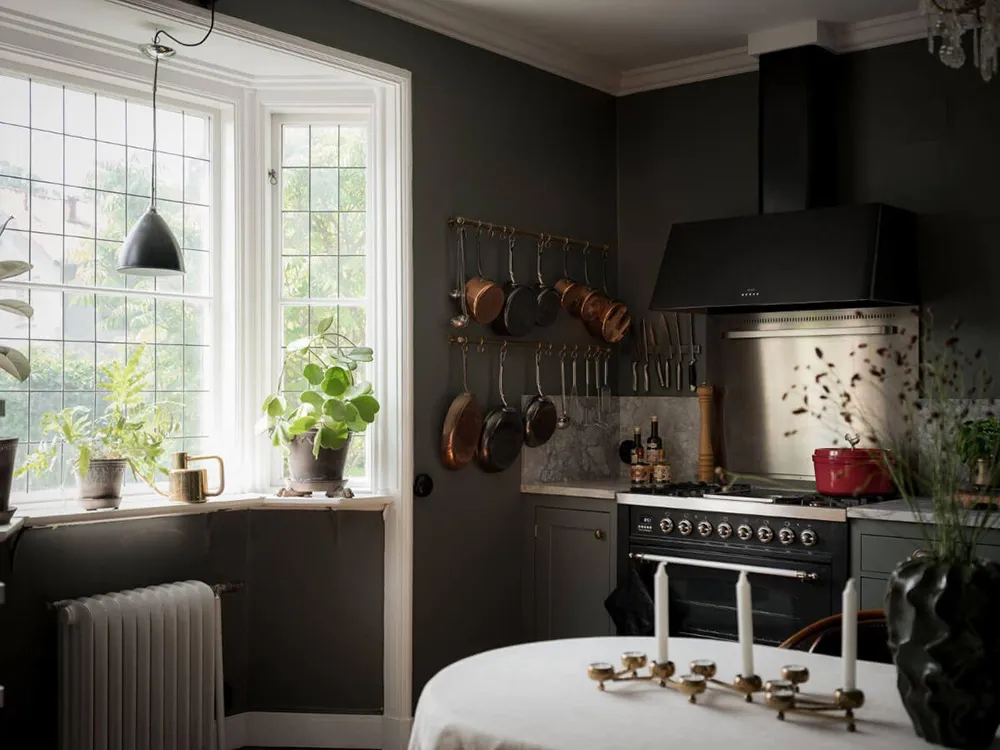 Interiores elegantes y sobrios de una encantadora casa de campo sueca - Gallery image 10