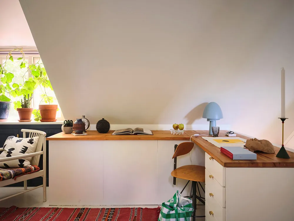 Яскрава дача в колишньому дому садівника на озері Меларен у Швеції - Gallery image 28