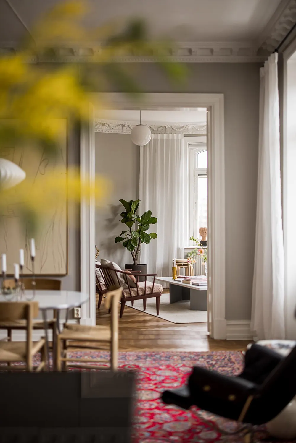 Szwedzki mieszkanie z promieniową ścianą i tureckim dywanem - Gallery image 20