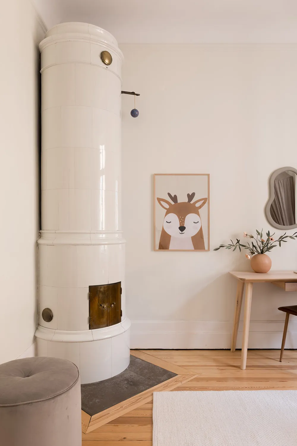 Style moderne d'appartement suédois avec murs beiges - Gallery image 29