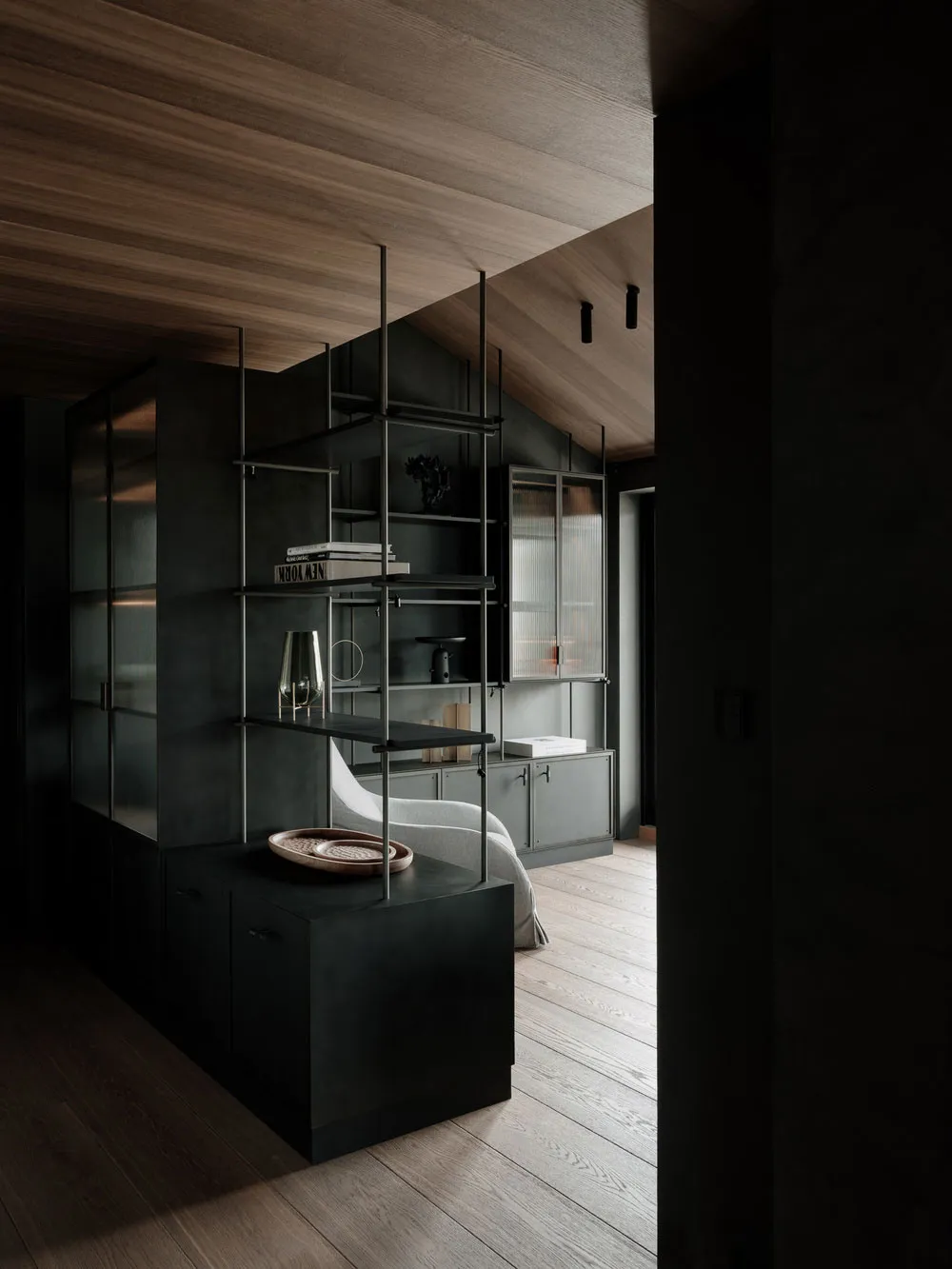 Czarny kolor, drewno i minimalizm – stylowy apartament w górach Norwegii - Gallery image 2