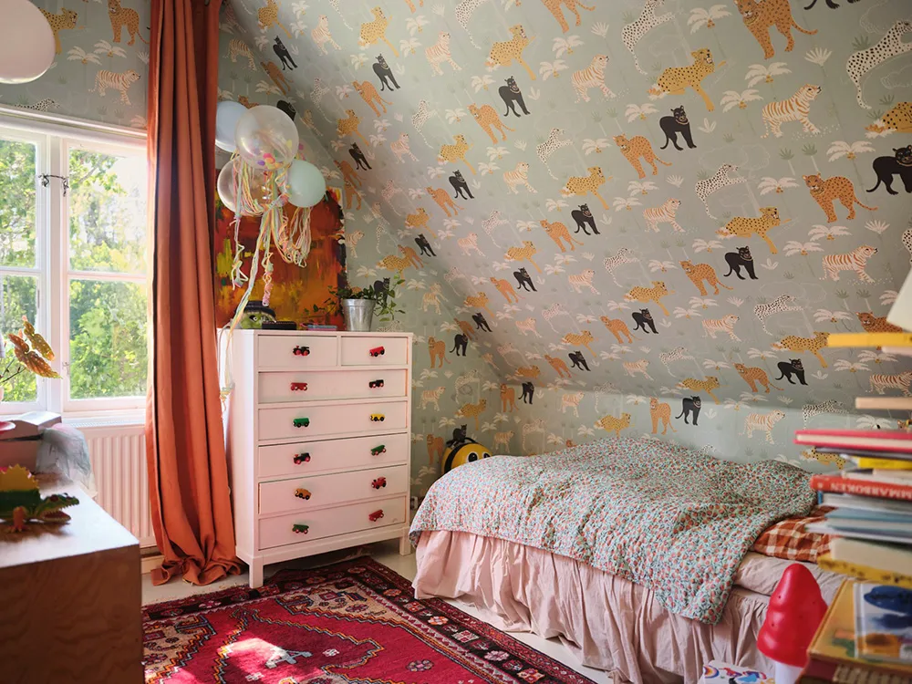 Яскрава дача в колишньому дому садівника на озері Меларен у Швеції - Gallery image 33