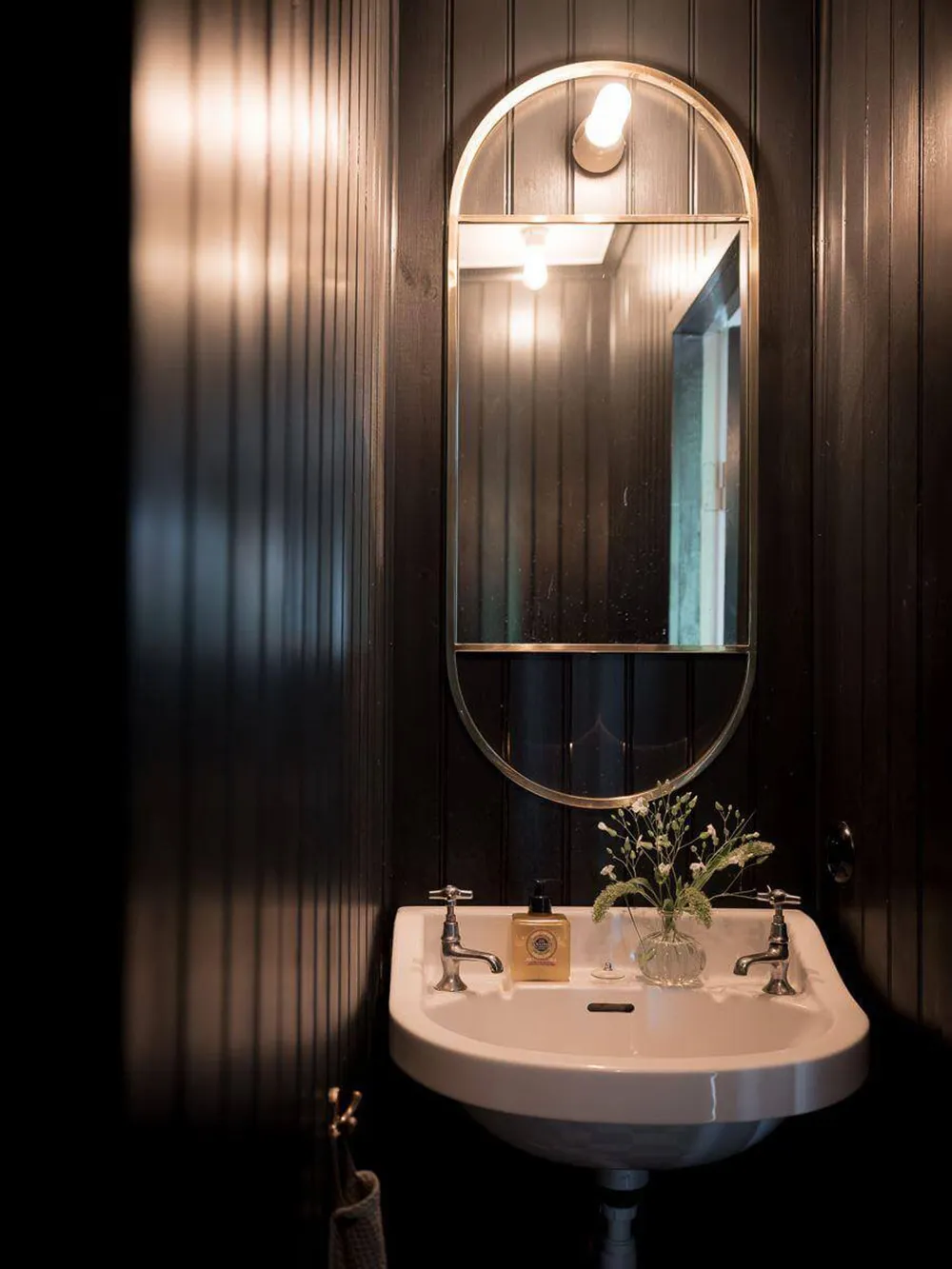 Interiores elegantes y sobrios de una encantadora casa de campo sueca - Gallery image 28