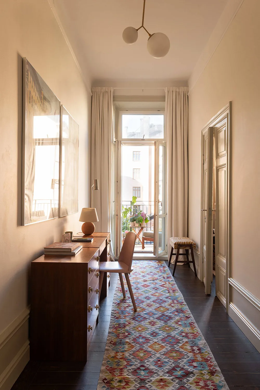 Elegante apartamento en Estocolmo con detalles clásicos y acentos vibrantes - Gallery image 19