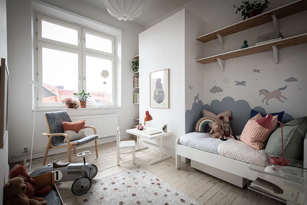 Шведська квартира з атмосферною гостинією та світлою кухнею з ліпиною - Gallery image 25