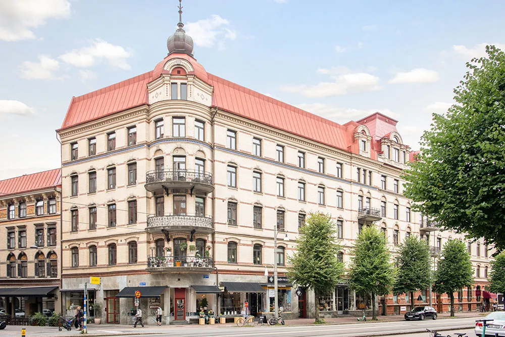 Шведська квартира з атмосферною гостинією та світлою кухнею з ліпиною - Gallery image 30