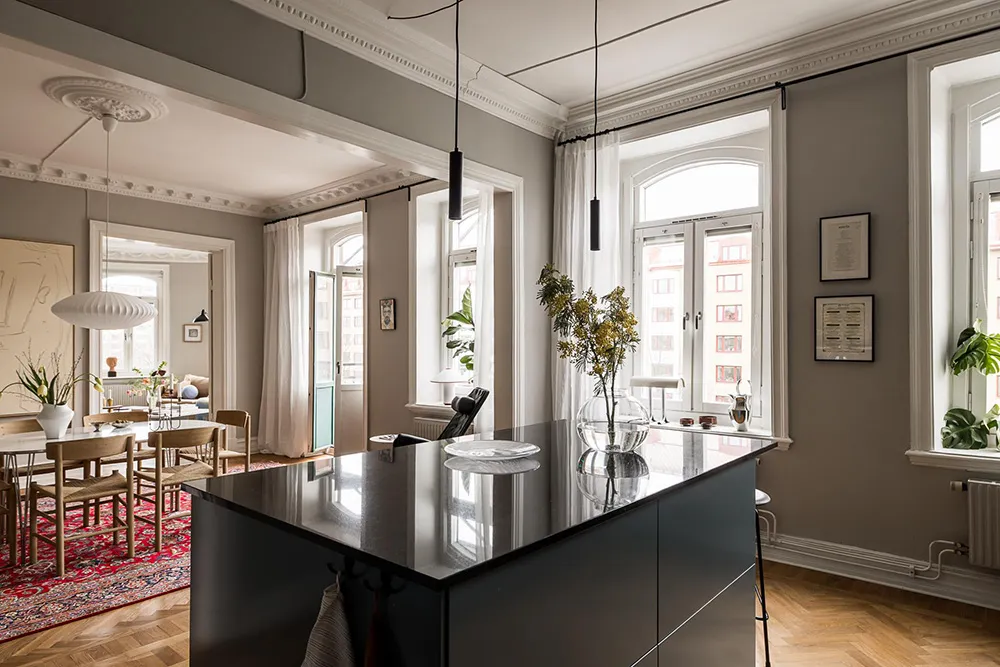 Szwedzki mieszkanie z promieniową ścianą i tureckim dywanem - Gallery image 15