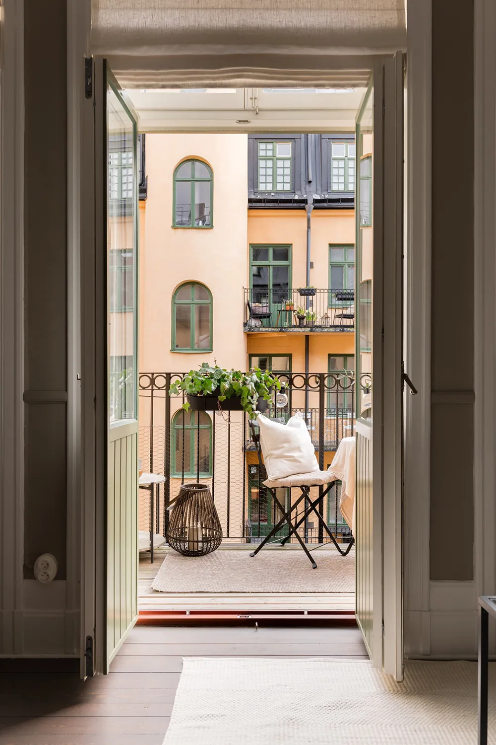 Style moderne d'appartement suédois avec murs beiges - Gallery image 4