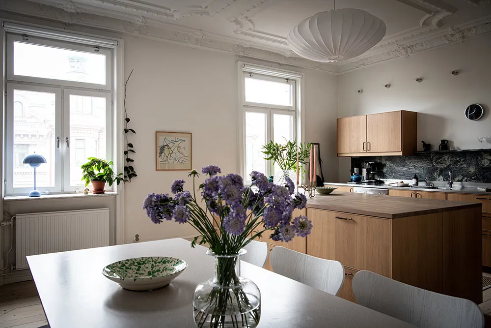 Шведська квартира з атмосферною гостинією та світлою кухнею з ліпиною - Gallery image 8