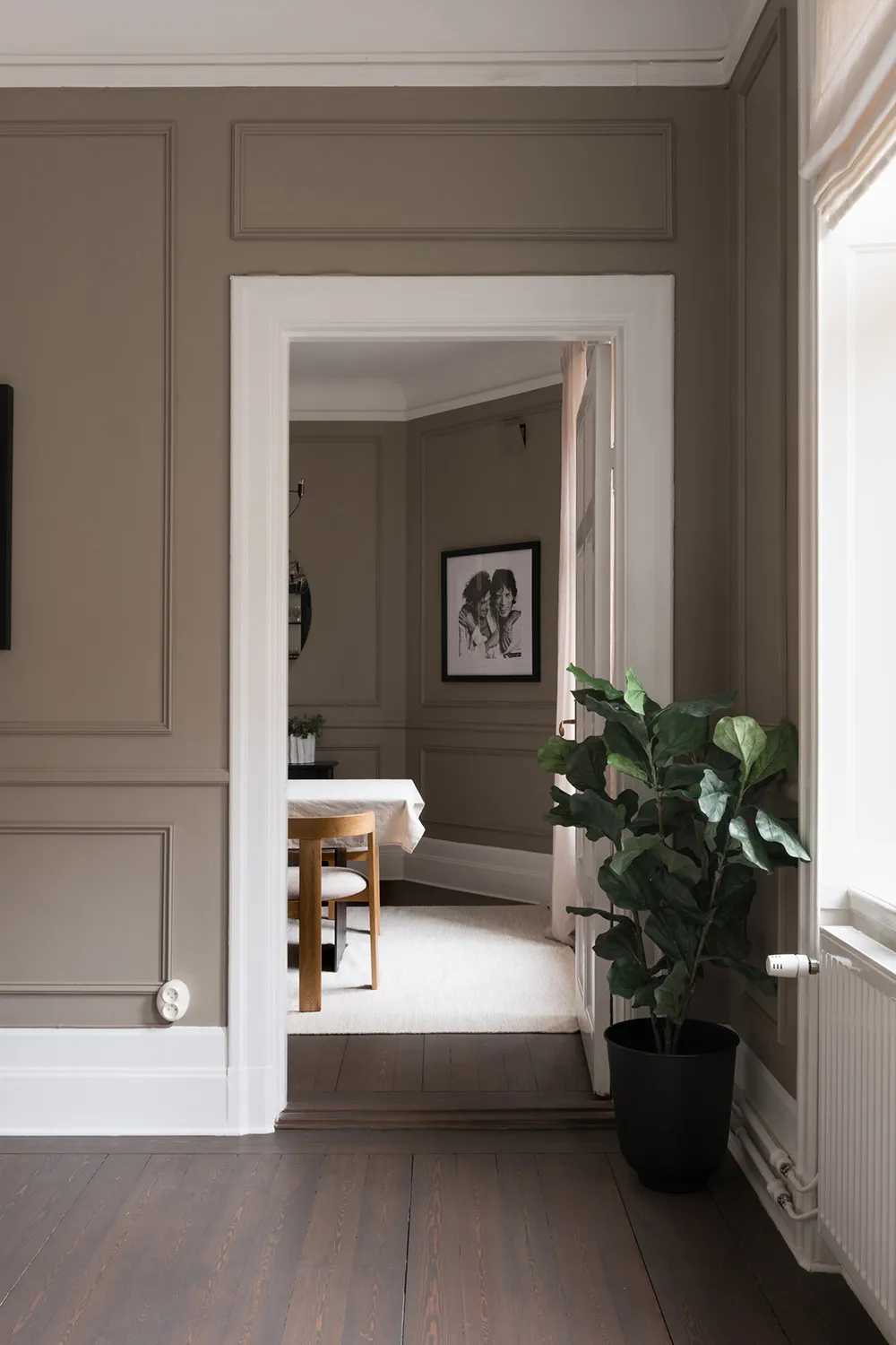 Style moderne d'appartement suédois avec murs beiges - Gallery image 9